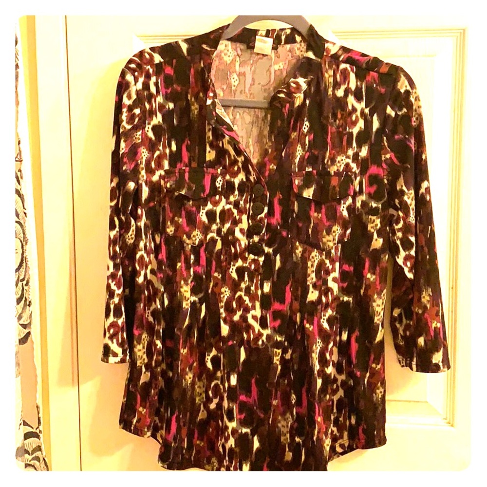 Great top for work or play. Fun animal print